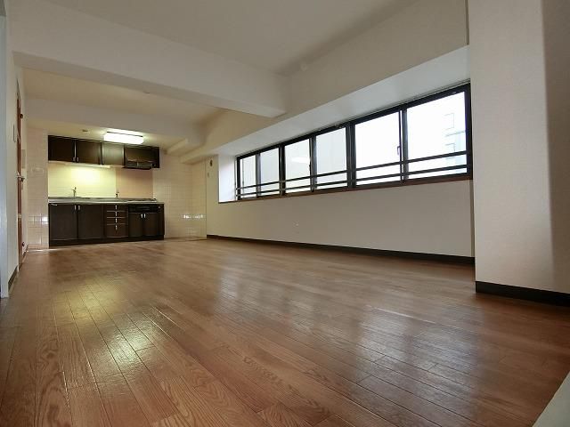 �y�����E���r���O�z�@